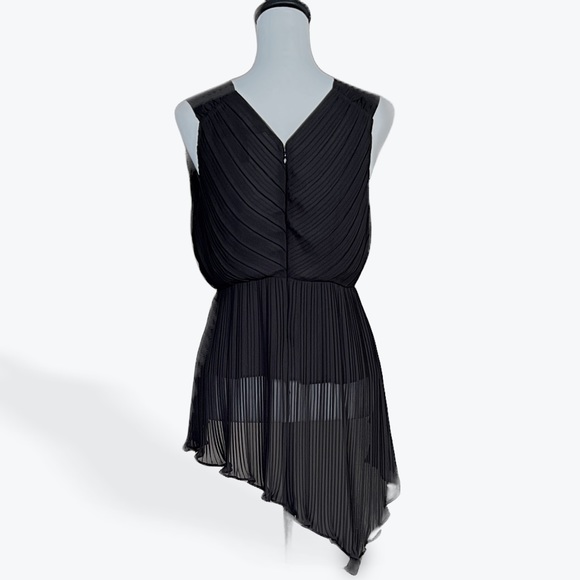BCBGMAXAZRIA Surplice Neck Pleated Asymmetrical Sleveless Blouse (Black) Small - Picture 2 of 9